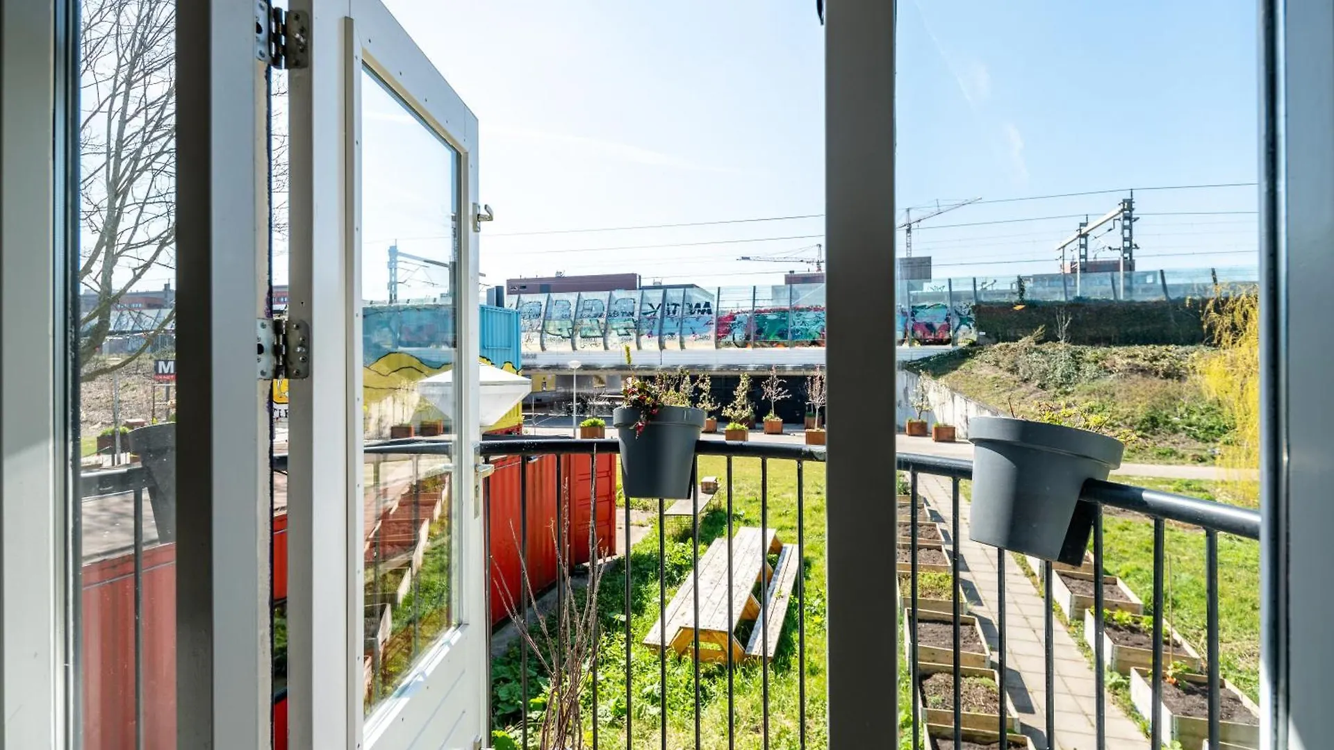 Apartment Hotel Zuid Oost Heesterveld Bnb Zoh 3*, Амстердам
